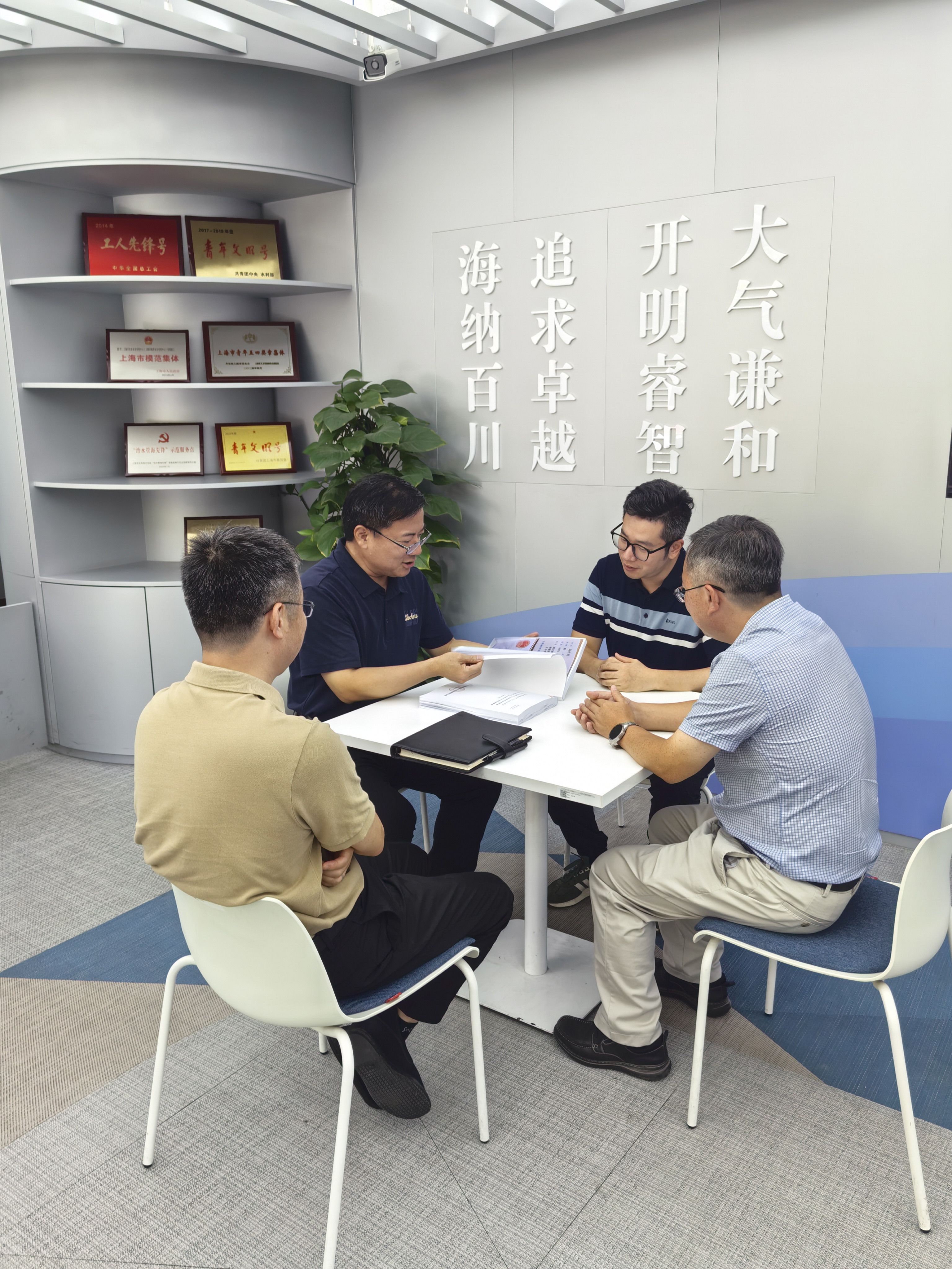 20250826局领导赴局政务服务大厅开展帮办服务（水利处）内网+申水-阮仁良 (2).jpg