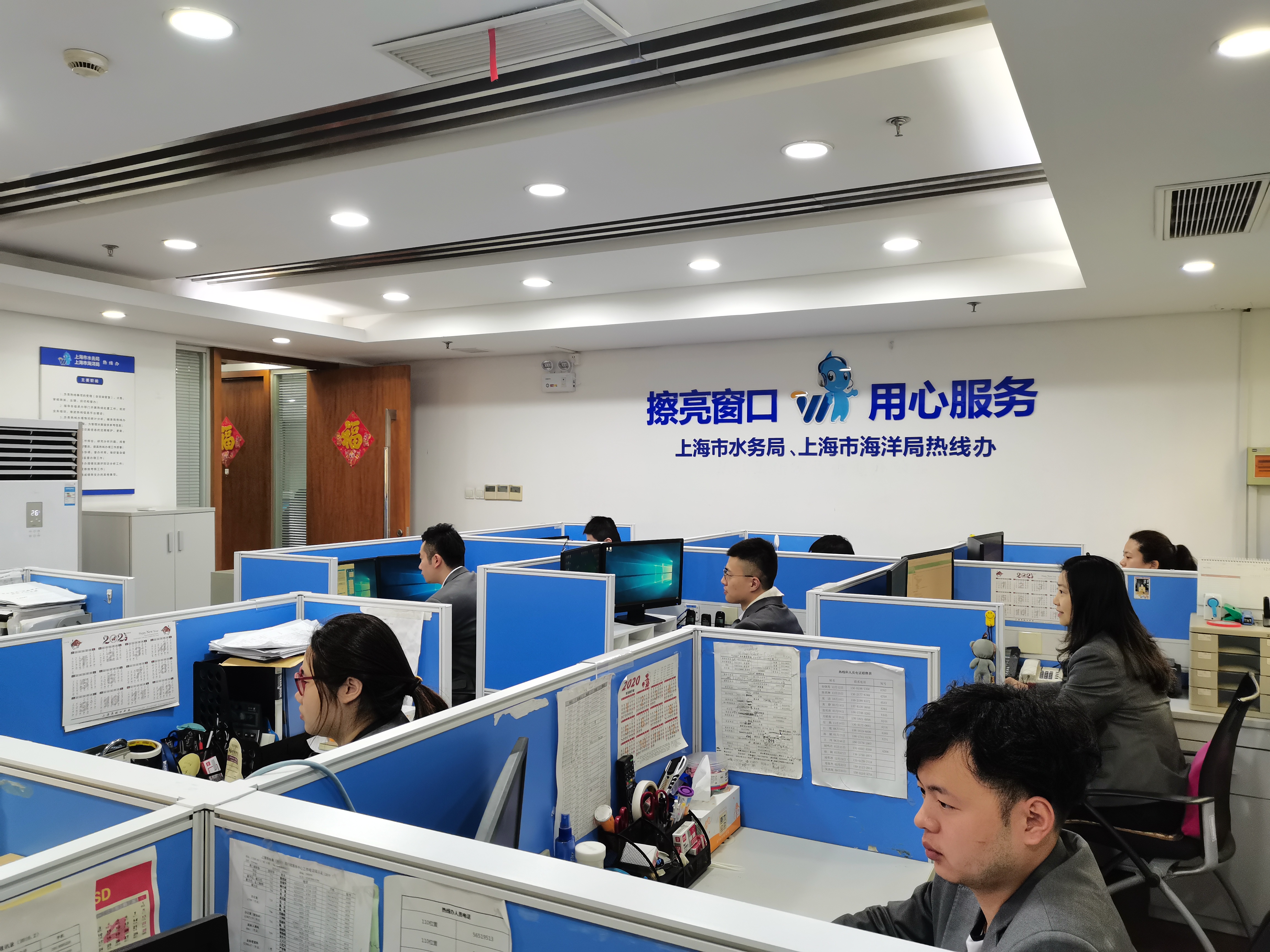 热线办公现场 (1).jpg