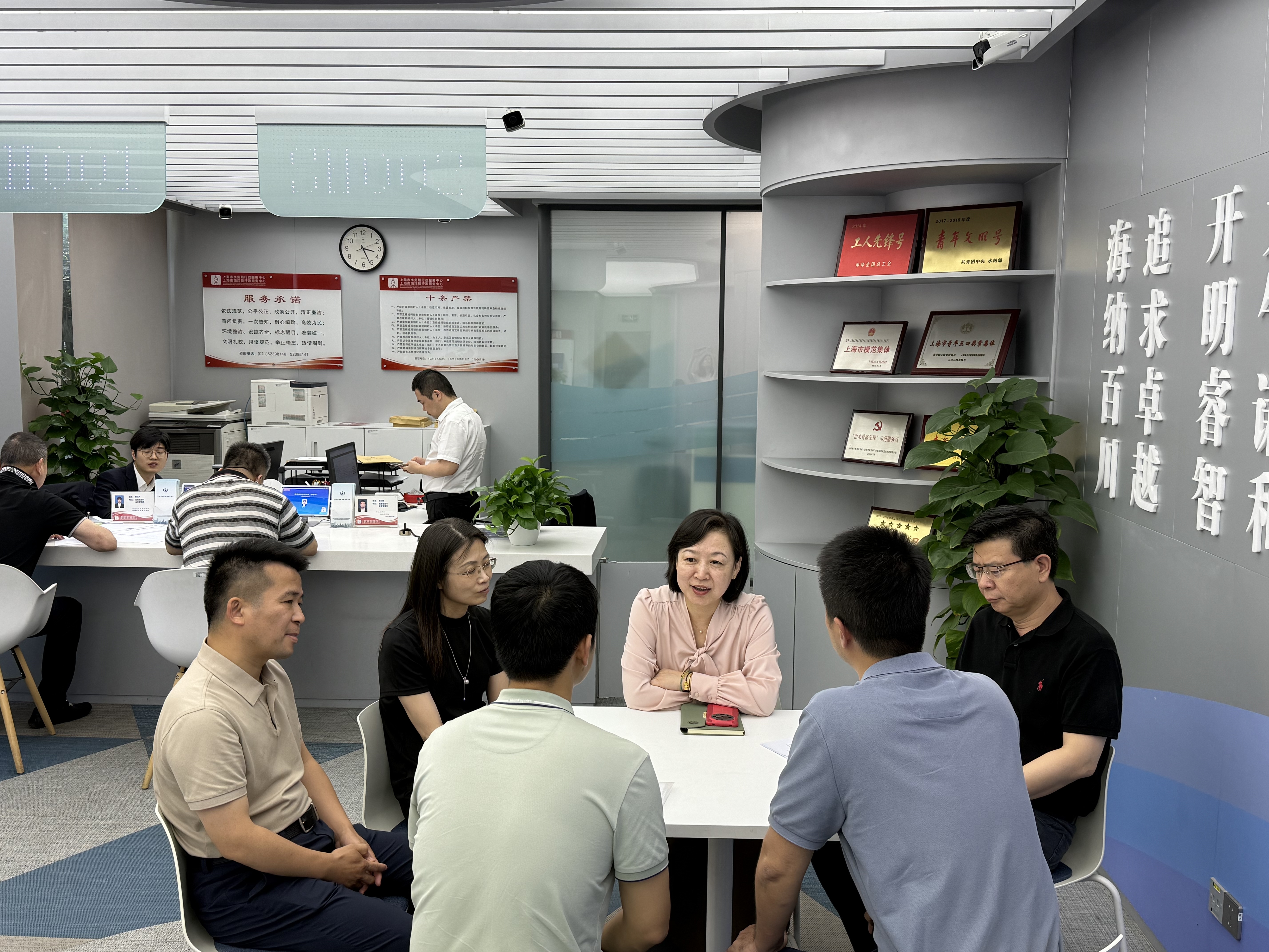 局领导开展污水处理费减免政策专项帮办工作