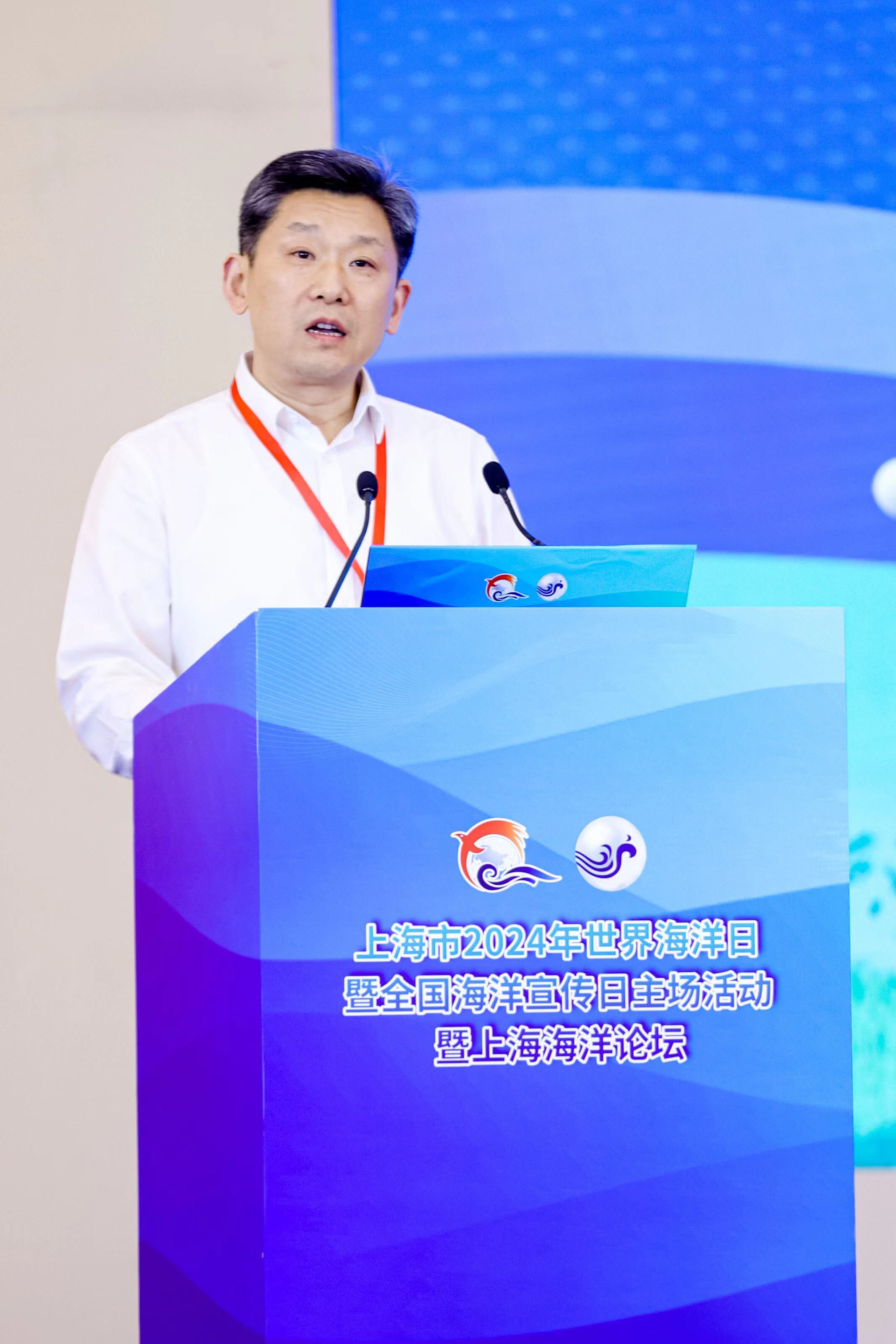 上海市水务局（上海市海洋局）副局长金宏松主持会议.jpg